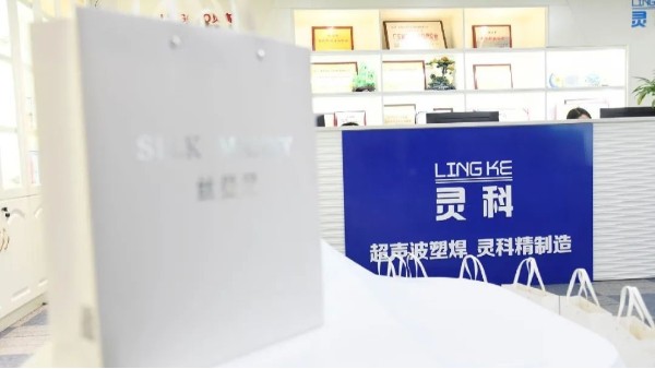 玉鼠辭舊，金牛迎新，靈科年禮賀新春！